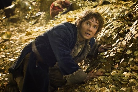 Bilbo (Martin Freeman) wird sich klar, wessen Schatz er da gerade begrabbelt. | Quelle: Szene aus "Der Hobbit: Smaugs Einöde