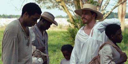 Master Epps (Michael Fassbender) begutachtet sein neues Eigentum, darunter Solomon (li., Chiwetel Ejiofor) | Quelle: 12 Years a Slave / Regency