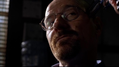 Pistole am Kopf? Walter hat (wieder mal) einen Plan, um da raus zu kommen. | Quelle: Breaking Bad DVD