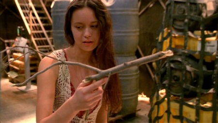 River (Summer Glau) trägt sowohl Stöckchen als auch Geheimnis. | Quelle: Firefly / FOX