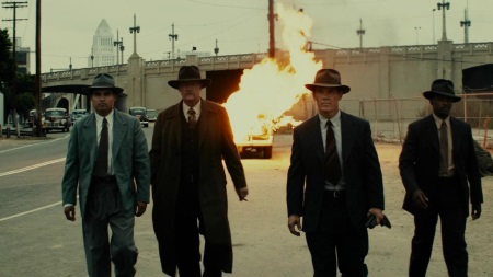 Brennendes Auto im Hintergrund, Gangster im Vordergrund. Oder doch nicht? | Quelle: Gangster Squad / Warner Bros.