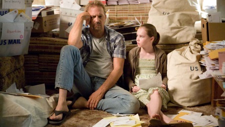 Bud ist von der landesweiten Aufmerksamkeit überfordert, Molly will helfen. | Quelle: Swing Vote / Touchstone Pictures