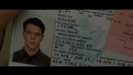 Na wenn's im Pass steht, wird der Name wohl stimmen. Bourne findet erste Schnipsel seines Lebens. | Quelle: Die Bourne Identität DVD / Universal