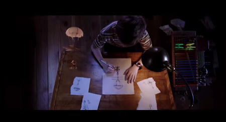 T.S. macht sich Gedanken zu einem Fluggerät, während selbiges für den Zuschauer schon herumfliegt. | Quelle: "Die Karte meiner Träume"-Trailer