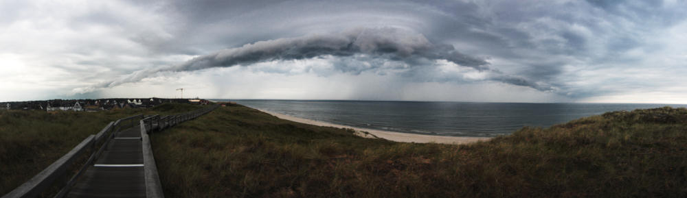 Wolkig mit Aussicht auf das Meer. | Panorama aus 10 Einzelbildern bei 12mm