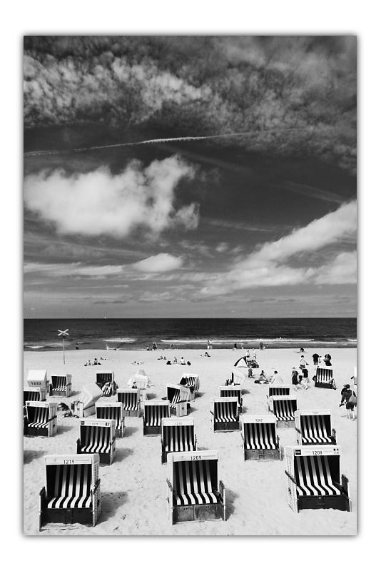 Eine Strandszene in schwarz-weiß. | 12mm | f5 | 1/500 | ISO 100