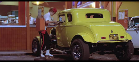 Johns 32er Deuce Coupe taugt nicht nur zum Frauenaufreißen, auch dinieren lässt es sich vorzüglich darin. | Quelle: "American Graffiti" BD / Universal