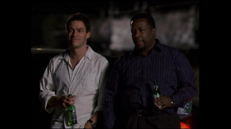 Trinkfeste Detectives: Jimmy McNulty und „Bunk“ Moreland heben gerne mal einen miteinander. | Quelle: DVD The Wire