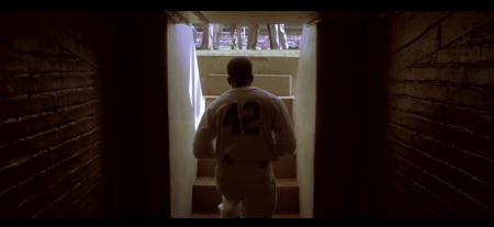 Auf in den Kampf. Jackie Robinson auf dem Weg ins Stadion. | Quelle: "42" Trailer
