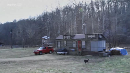 Willkommen in Amerika! In "Country Roads" herrschen Tristesse und Grautöne vor. | Screenshot-Quelle: Arte-Mediathek