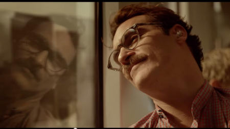 Theodore (Joaquin Phoenix) macht mit Samantha (Scarlett Johansson, im Ohr) einen Ausflug | Quelle: Her Trailer